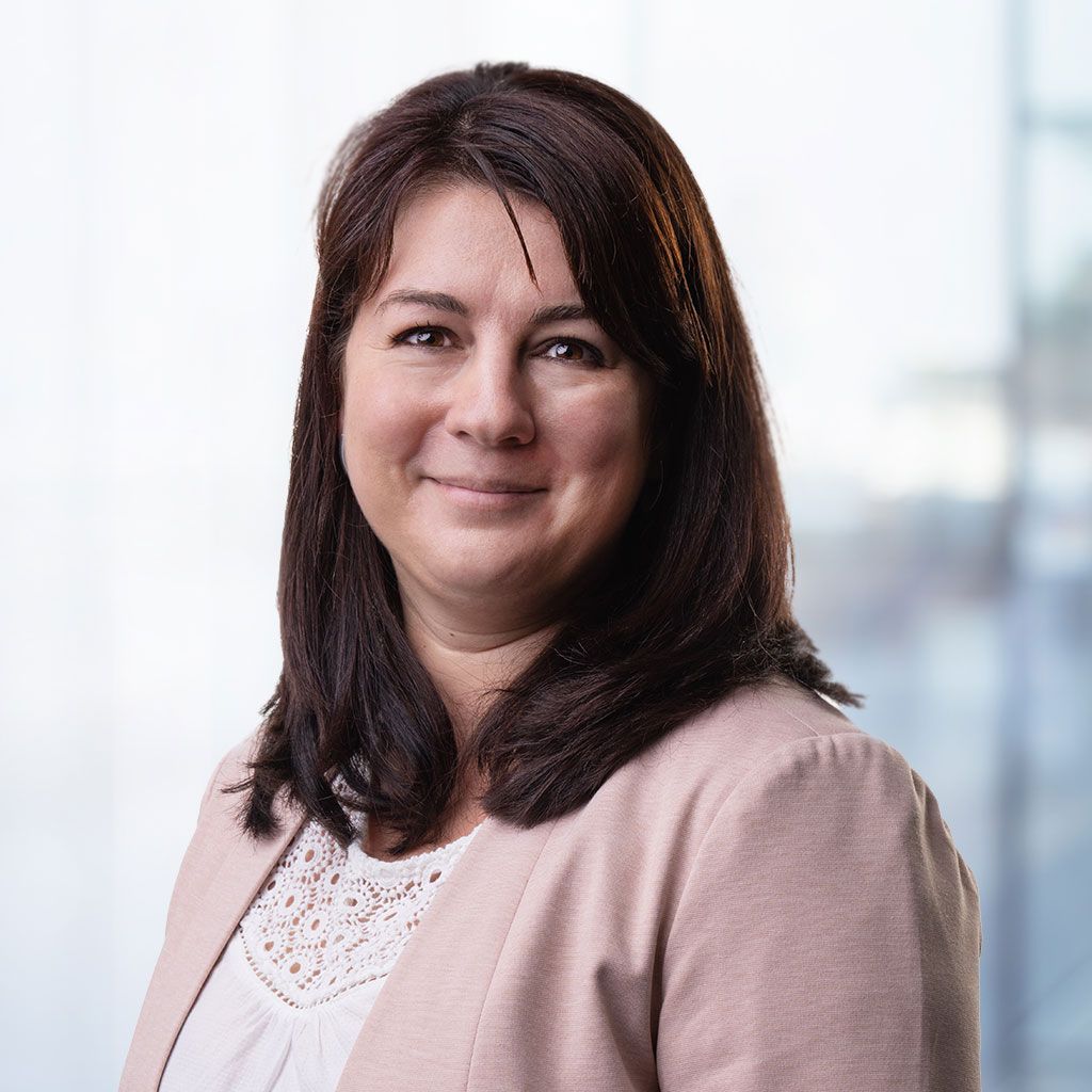 Portraitfoto von Andrea Kneisl aus dem Team Flachglas Luhe