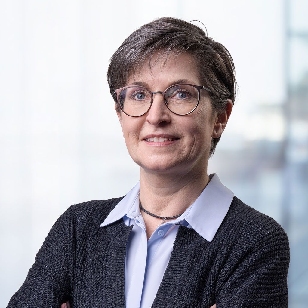 Portraitfoto von Irene Laubert aus dem Team Flachglas Luhe