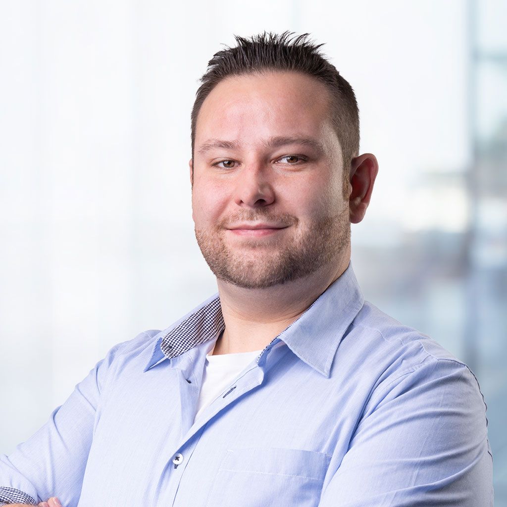 Portraitfoto von Tobias Irlbacher aus dem Team Flachglas Luhe