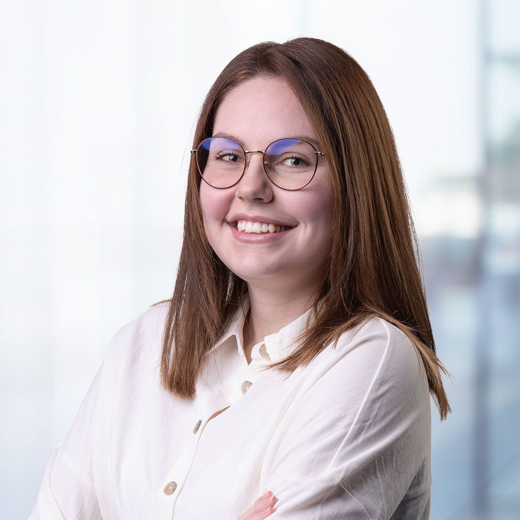 Portraitfoto von Veronika Kiendl aus dem Team Flachglas Luhe
