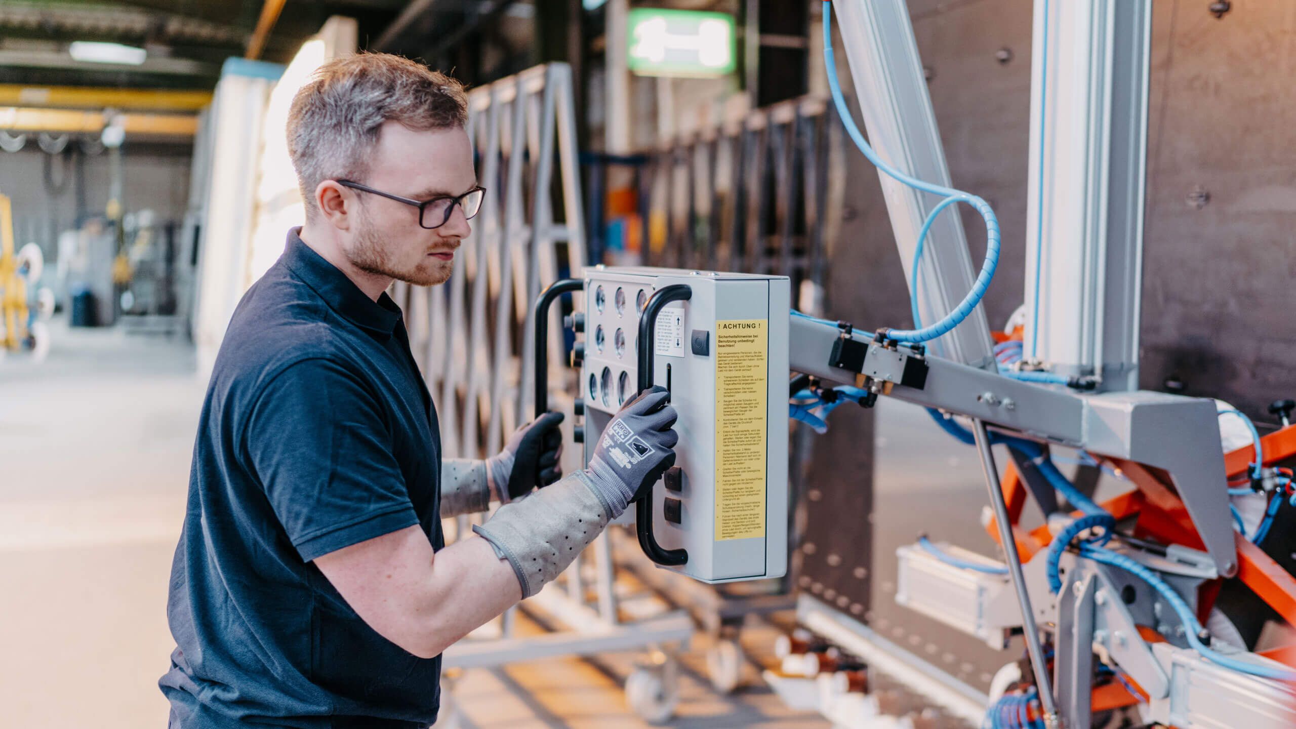 Ein Arbeiter bedient eine Maschine am Standort Osterburg