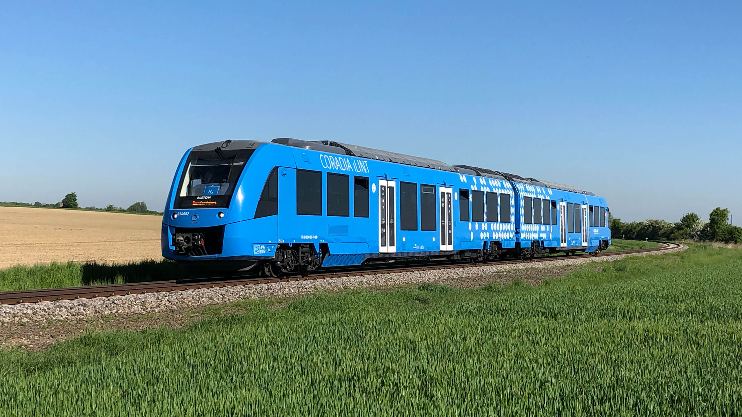 Cordial Linit Zug fährt durch die Landschaft