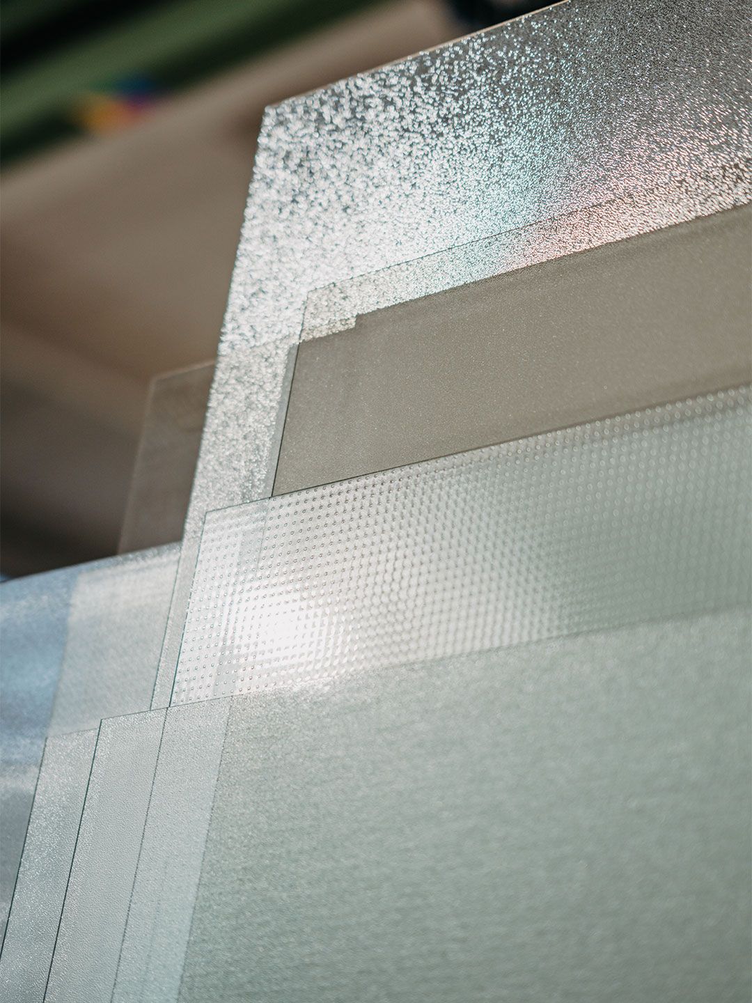 Verschiedene Ornamentgläser, bereit für den Versand