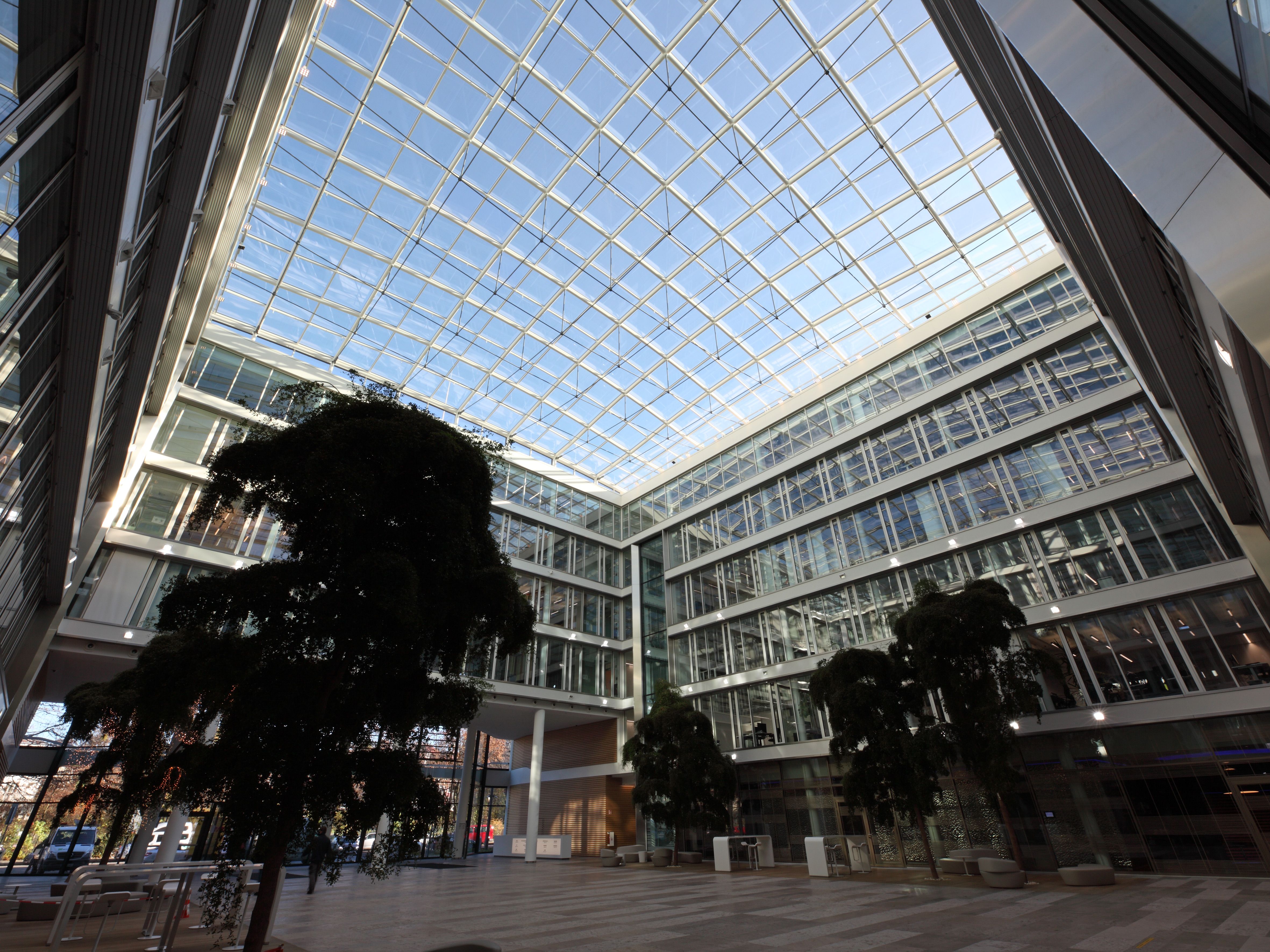 Ein mit Glas überdachter Innenhof eines Bürogebäudes