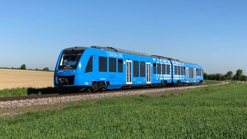Cordial Linit Zug fährt durch die Landschaft