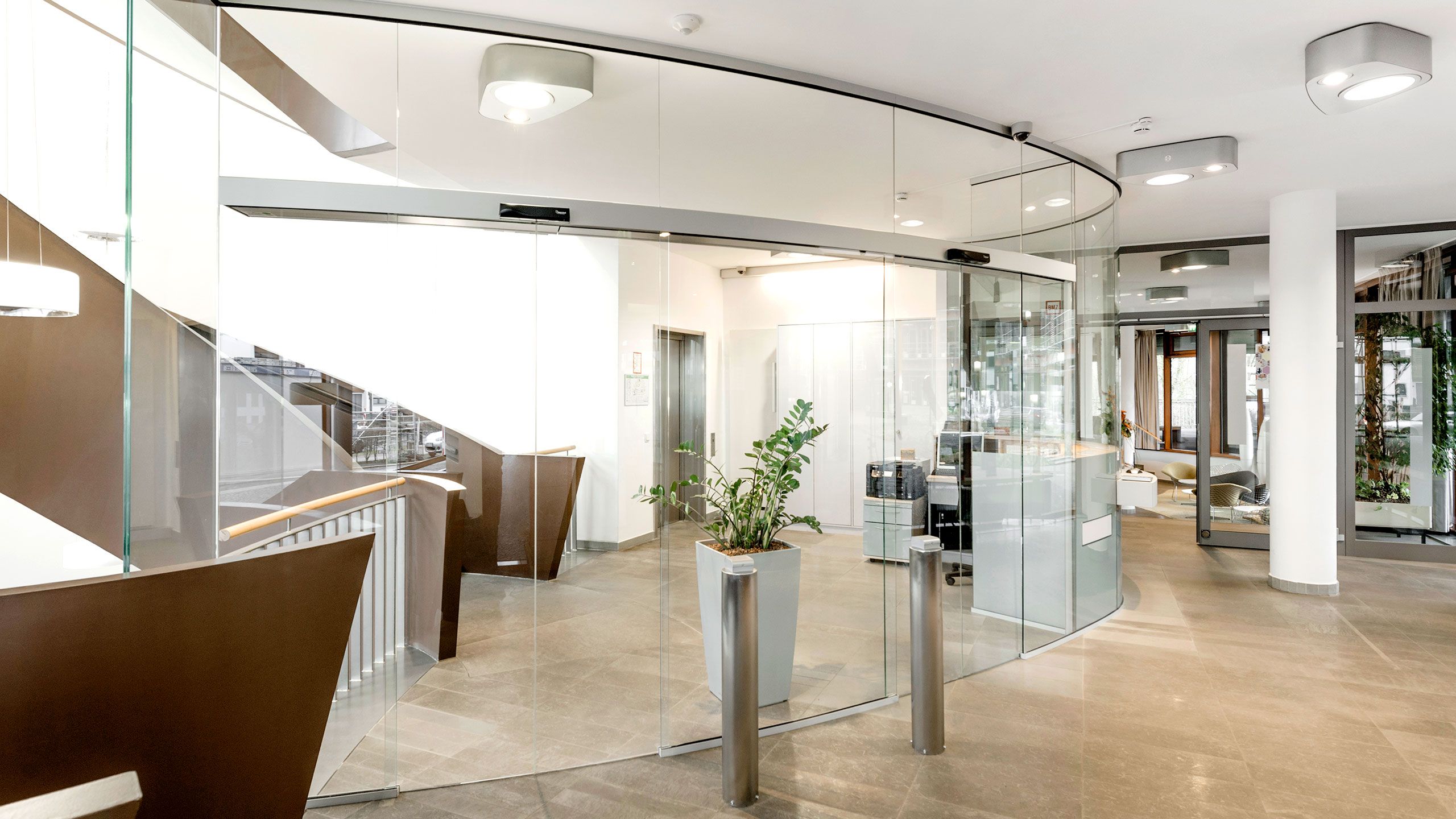 Eingangshalle und Rezeption mit Glastrennwänden