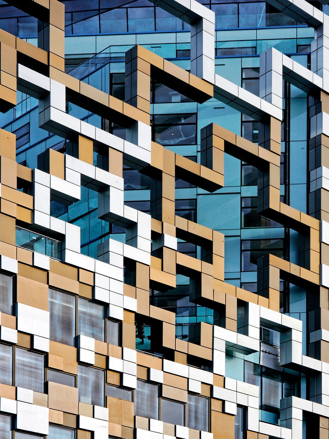 Außenansicht eines Gebäudes mit kreuzförmigen Glaselementen