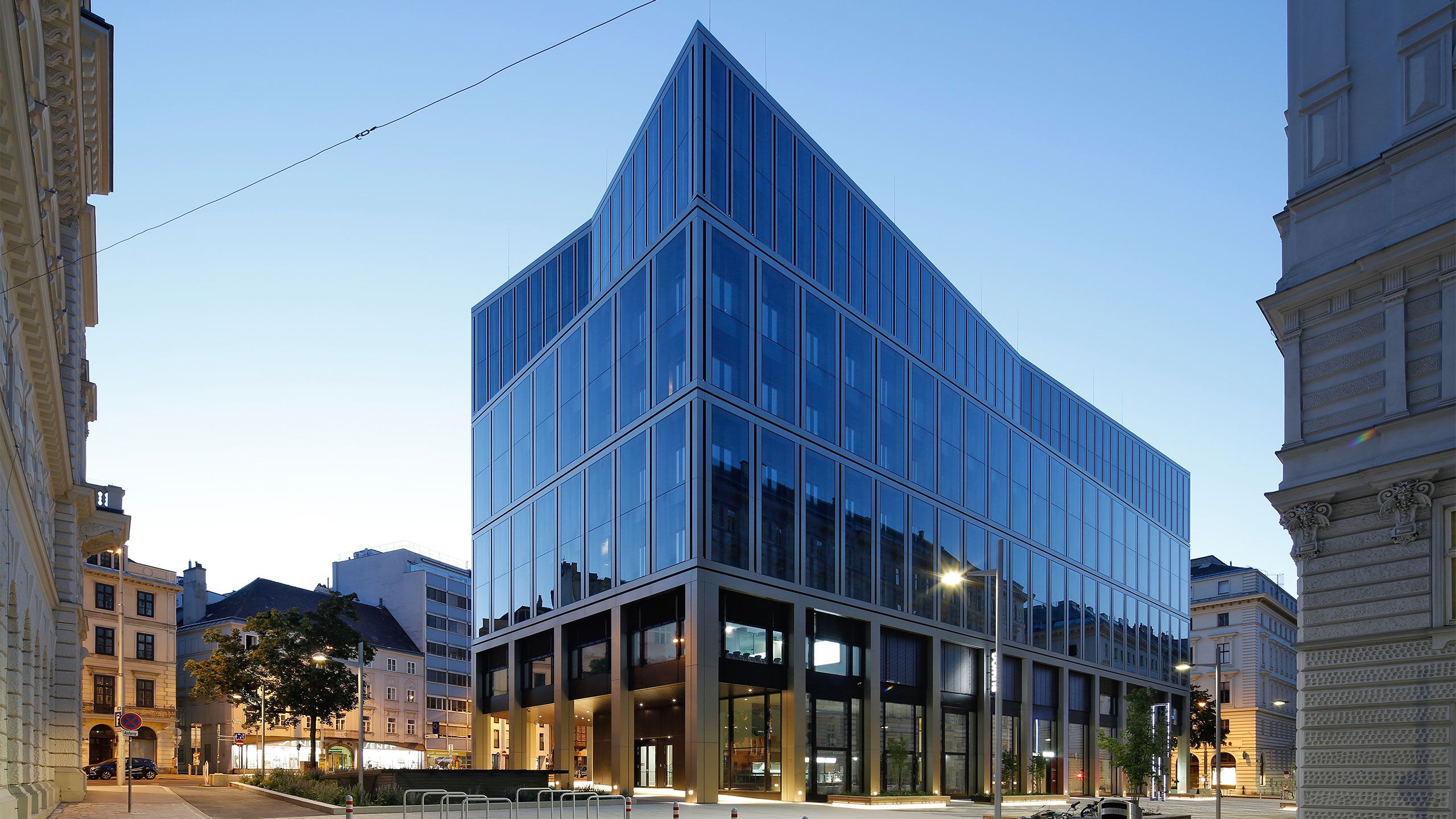 Extravagantes Bürogebäude mit Glasfassade