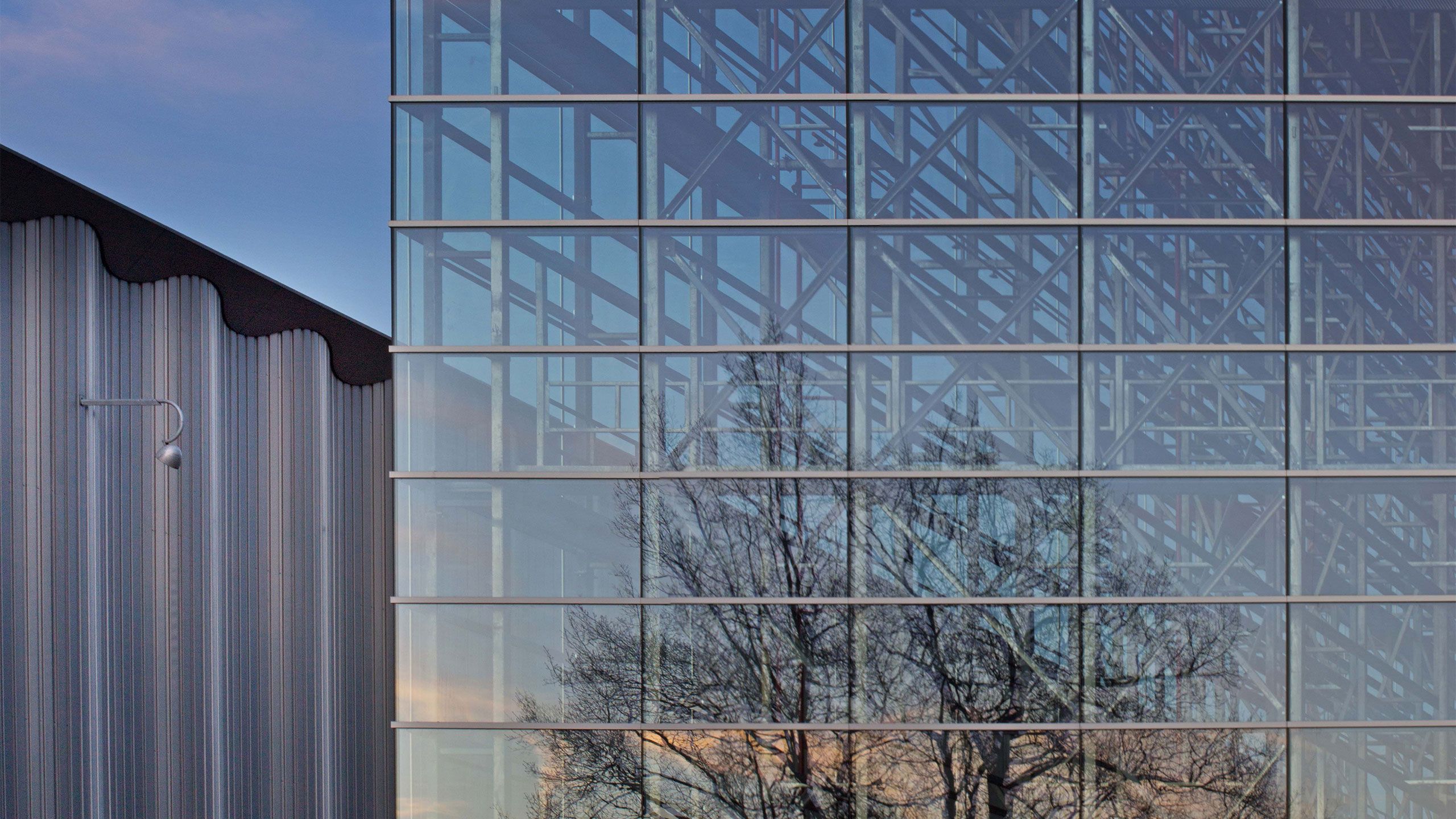 Gebäude mit Fensterfassade