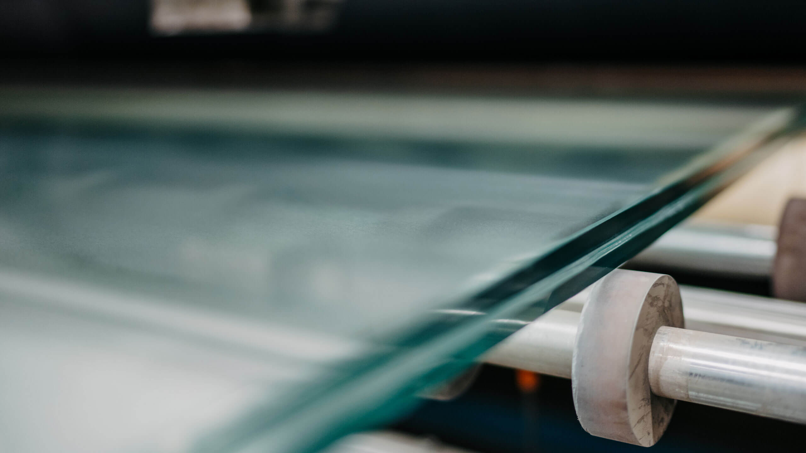 Glasscheiben laufen vom Band