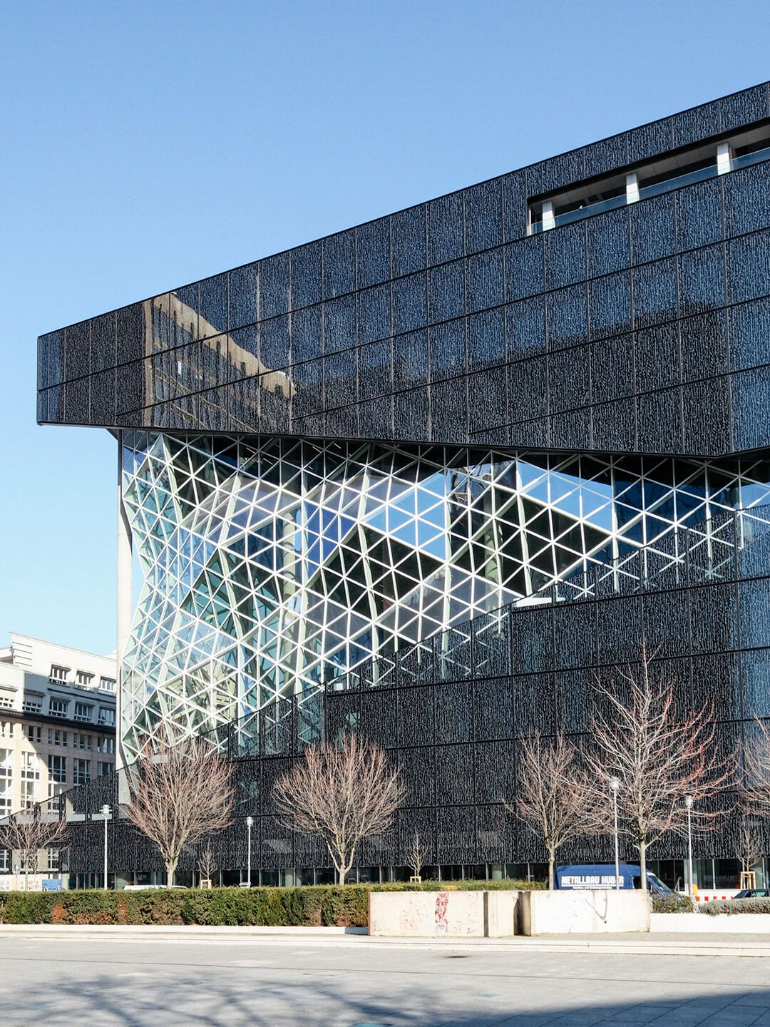 Extravagantes Bürogebäude mit Glasfassade