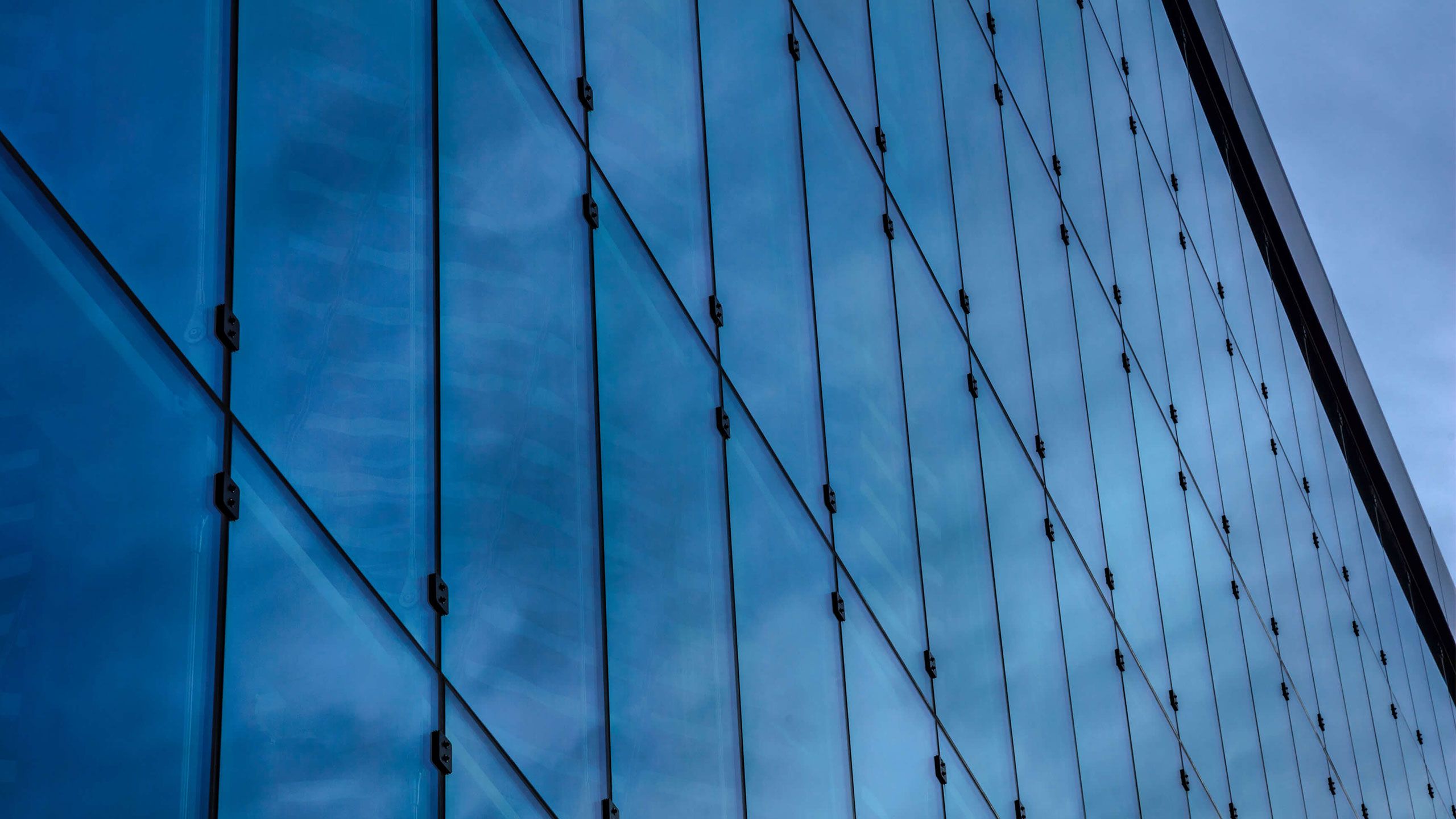 Großflächige Glasfassade an einem Gebäude