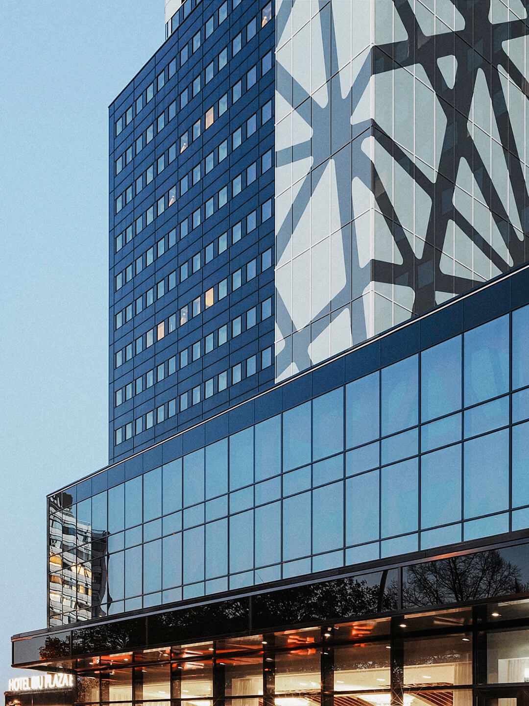 Fenster- und Fassadenfront eines großen Gebäudes