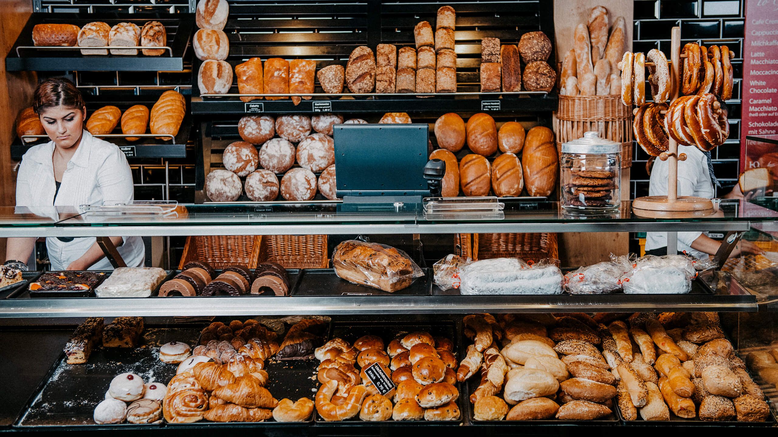 Theke einer Bäckerei mit reich gefüllten Tresen und Anreichen